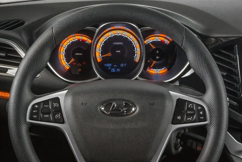 Lada Vesta SW Cross приборная панель