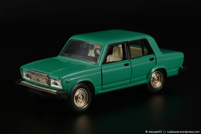 ВАЗ 2107 а40 модель 1/43
