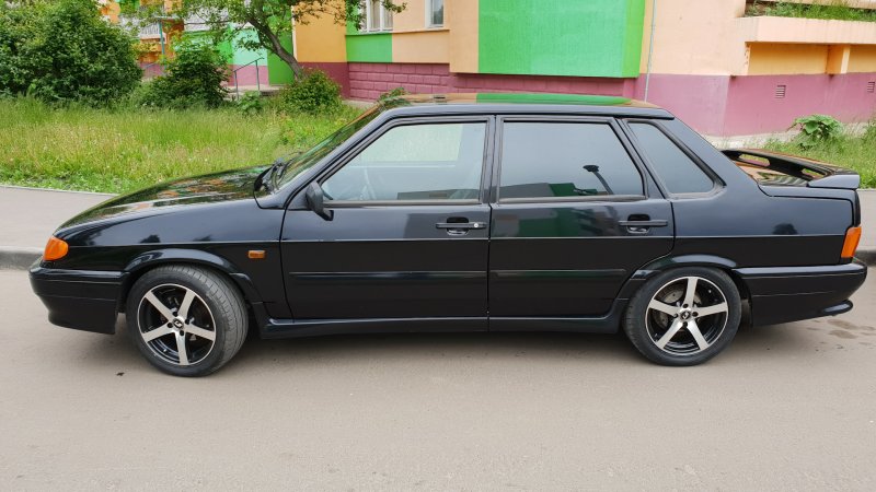 ВАЗ 2115 черная на литье