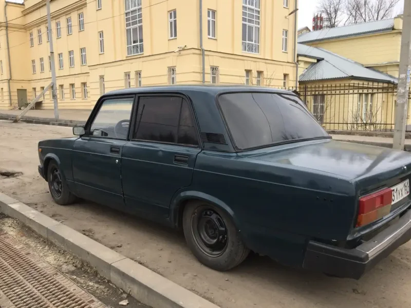 ВАЗ 2107 белая тонированная на штампах