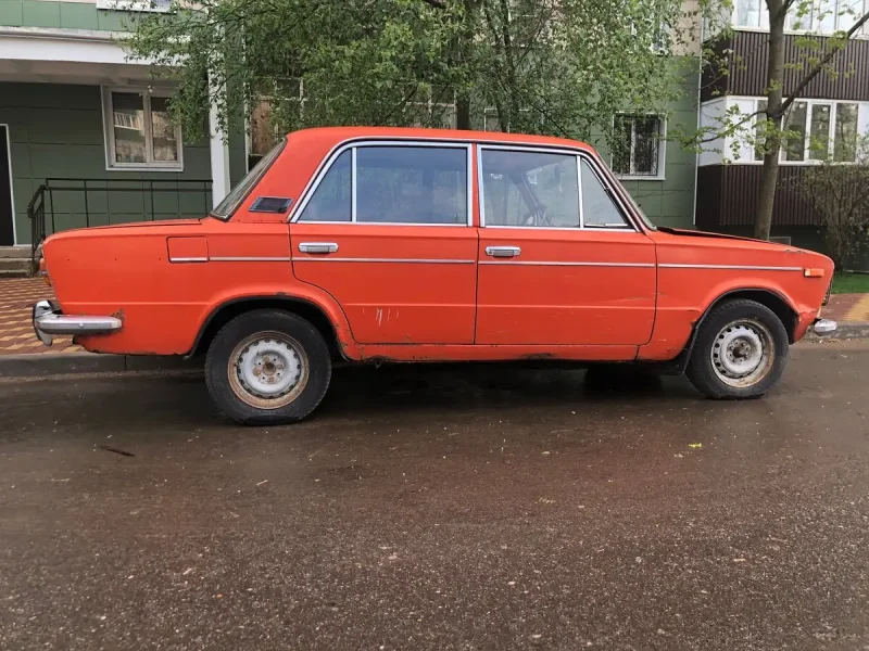 ВАЗ 2103 сбоку