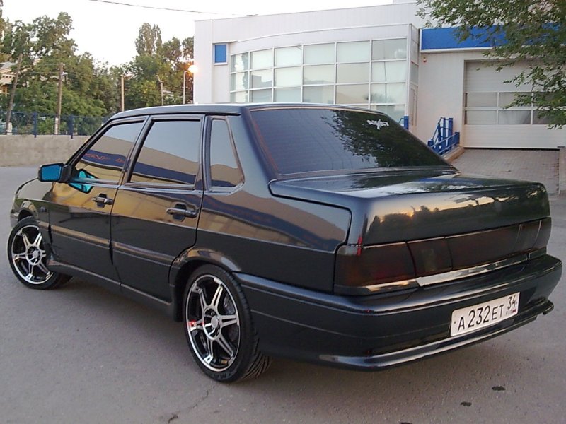 Белый ВАЗ 2115 на r15