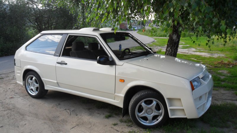 Белый ВАЗ 2108 С боксом