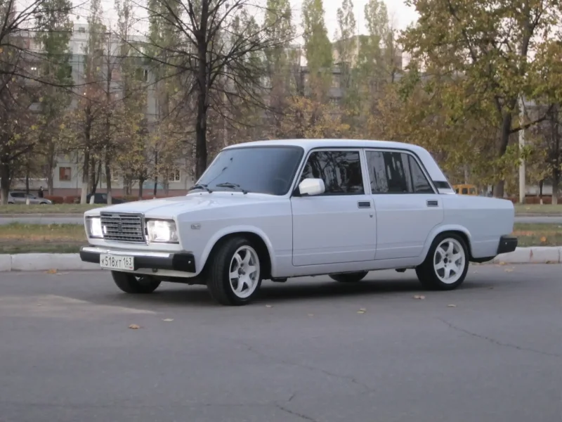 ВАЗ 2107 белая на дисках