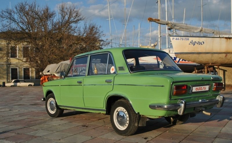 ВАЗ 2103 зеленая сзади