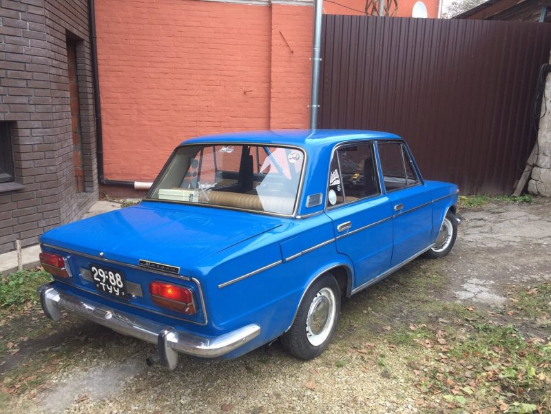 ВАЗ 2103 сзади