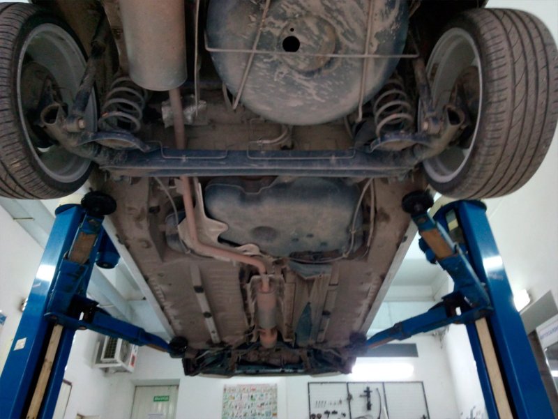 Rover 200 снизу