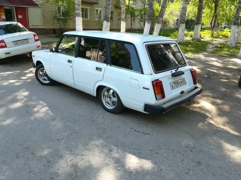 Лада 2104 белая