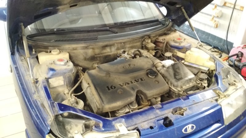 Подкапотное пространство ВАЗ 2114 инжектор 8 клапанов