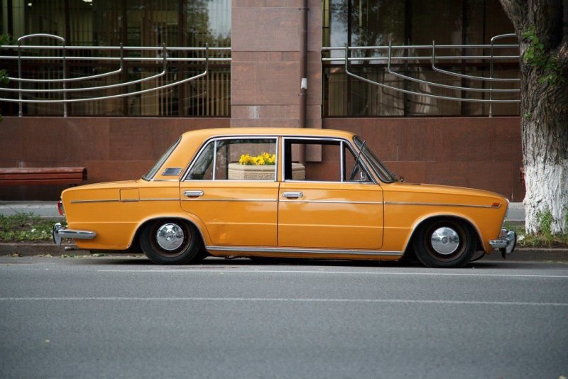 ВАЗ 2103 желтая ресто