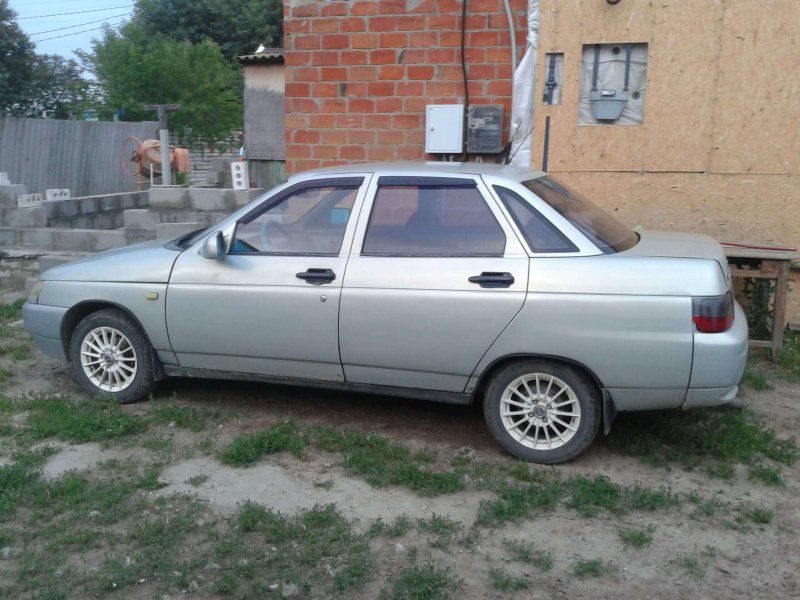 Лада 2110 вид сбоку