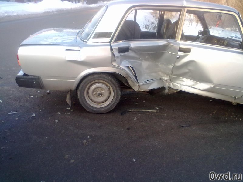 Бежевая ВАЗ 2105 битая