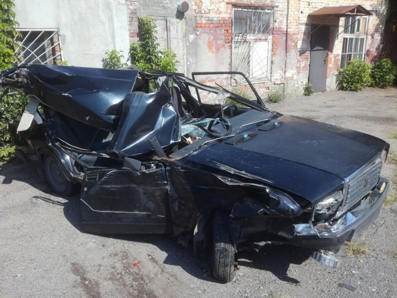 Битая ВАЗ 2107 белая