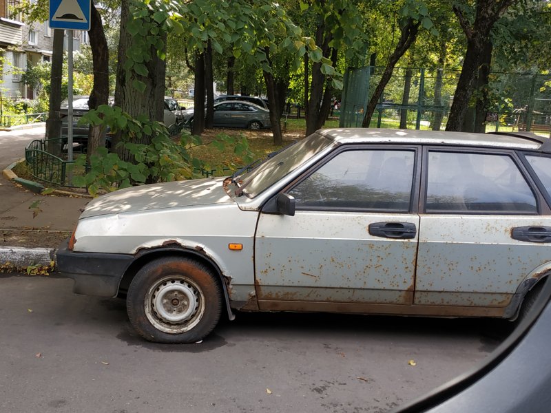 Разбитая ВАЗ 2108 черная