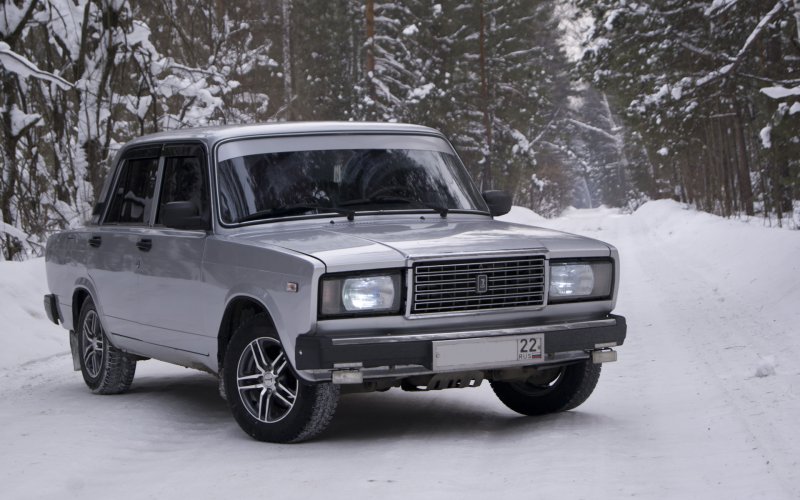 Серебристая ВАЗ 2107 семёрка