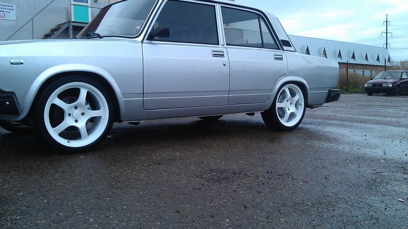 ВАЗ 2107 белая r15