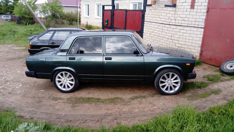 ВАЗ 2107 белая r15