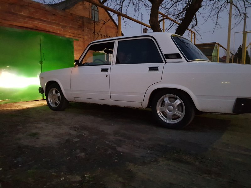 Белая ВАЗ 2107 на торусах r15