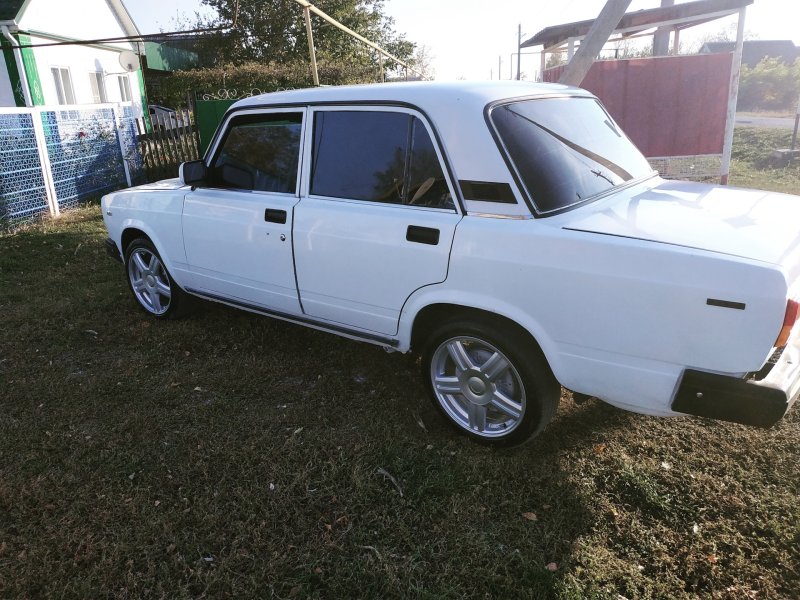 Белая ВАЗ 2107 на торусах r15