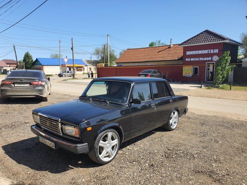 Черная ВАЗ 2107 на r17