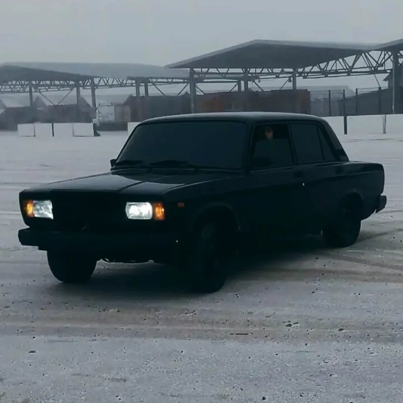 ВАЗ 2107 черная зимой