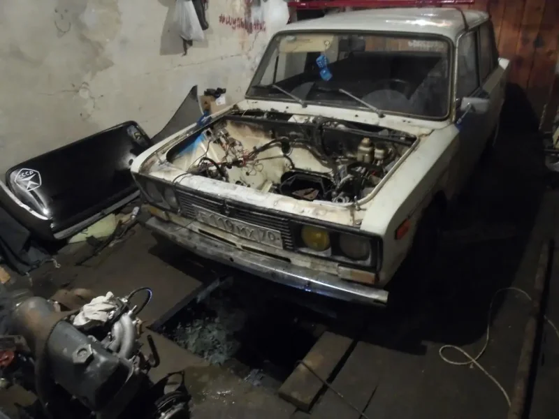 Лада 2105 в гараже