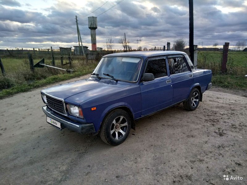 ВАЗ 2107 черная на литье