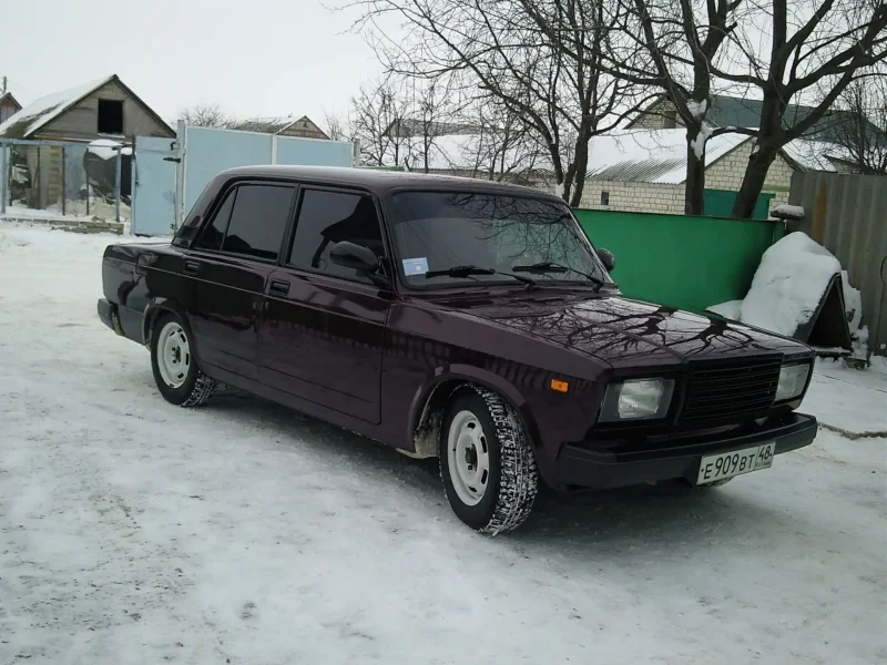 ВАЗ 2107 зимой возле дома