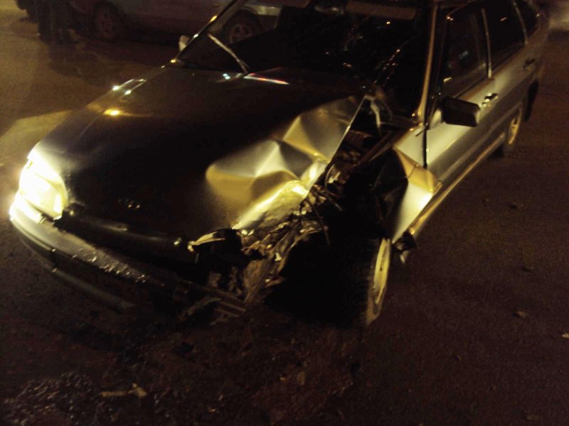 Битая ВАЗ 2114 серебристая