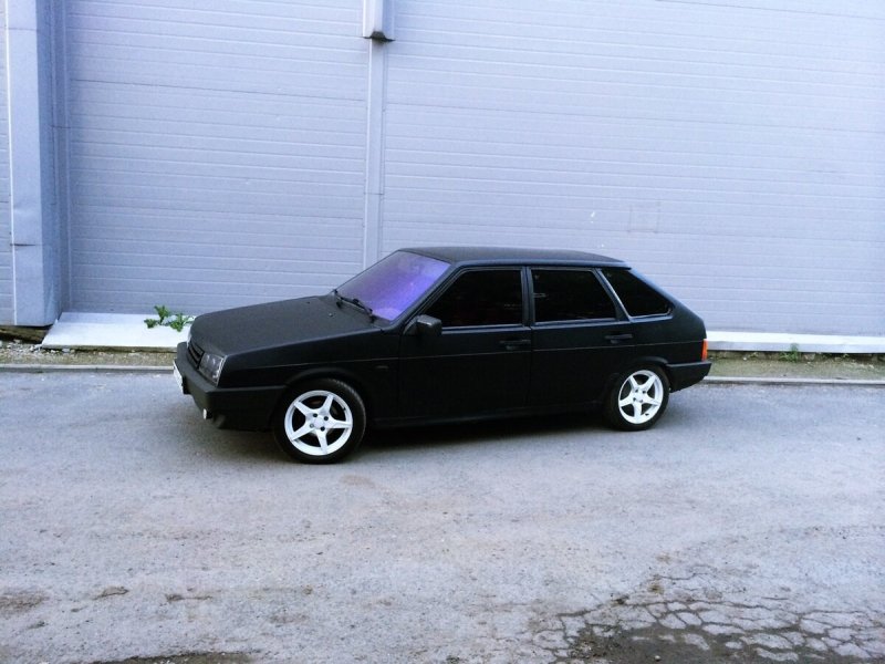 ВАЗ 2109 заниженная черная и тонированная
