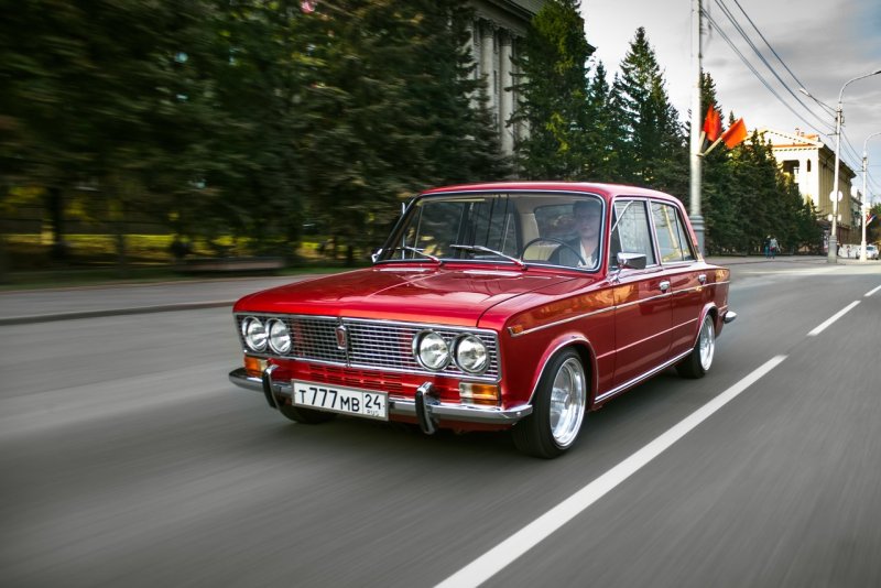 ВАЗ 2103 красная