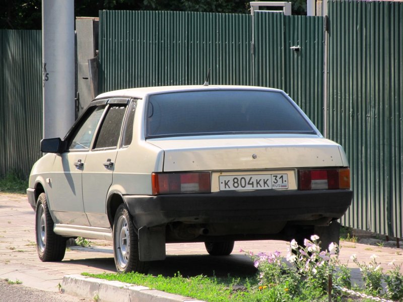 Белая ВАЗ 2109 зад