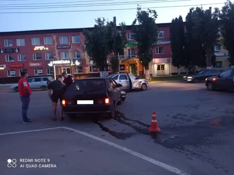 Разбитый ВАЗ 2110 серебристый