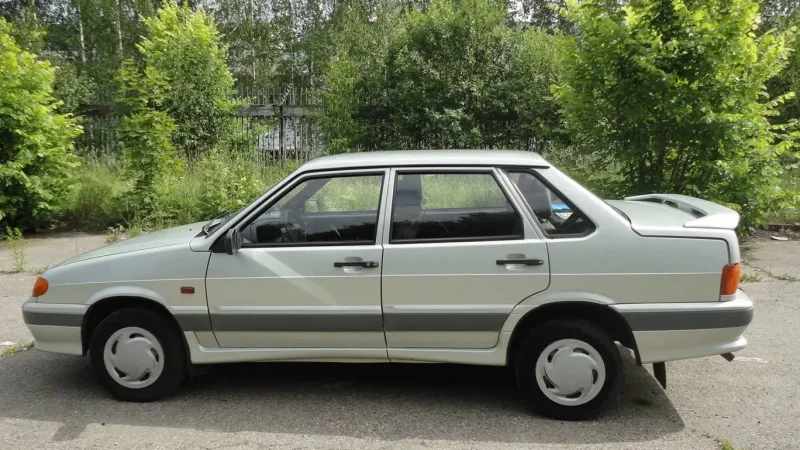 Лада 2115 сбоку