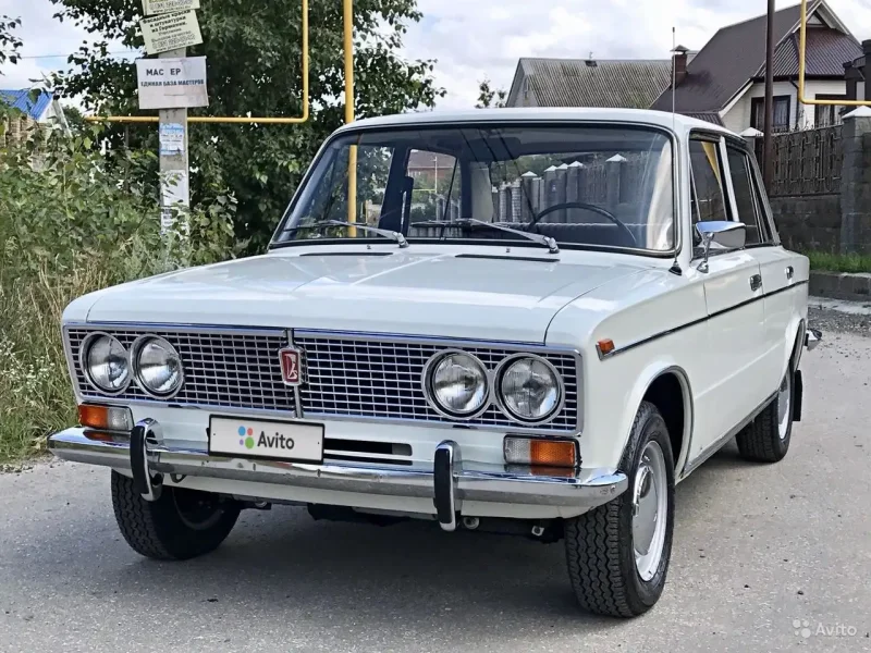 ВАЗ 2103 сбоку