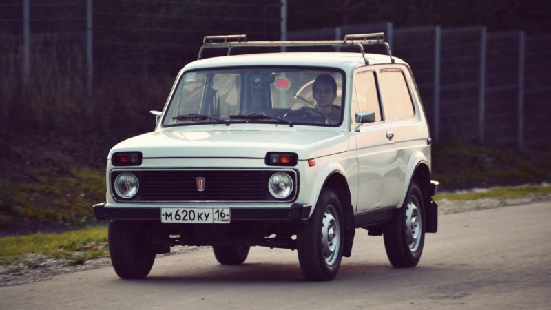 Нива 2121 бежевый металлик