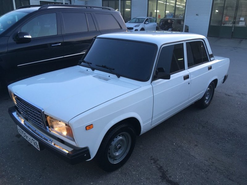 ВАЗ 2107 белая с черной крышей