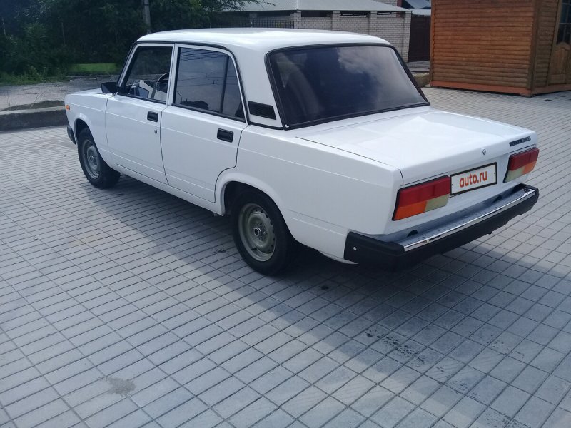 Семерка ВАЗ 2107 белая