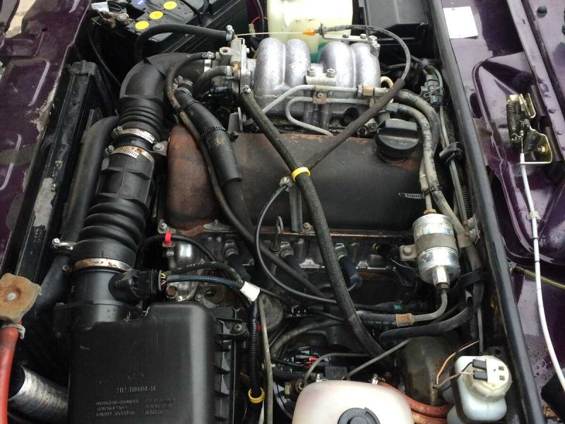 ВАЗ 2107 инжектор под капотом