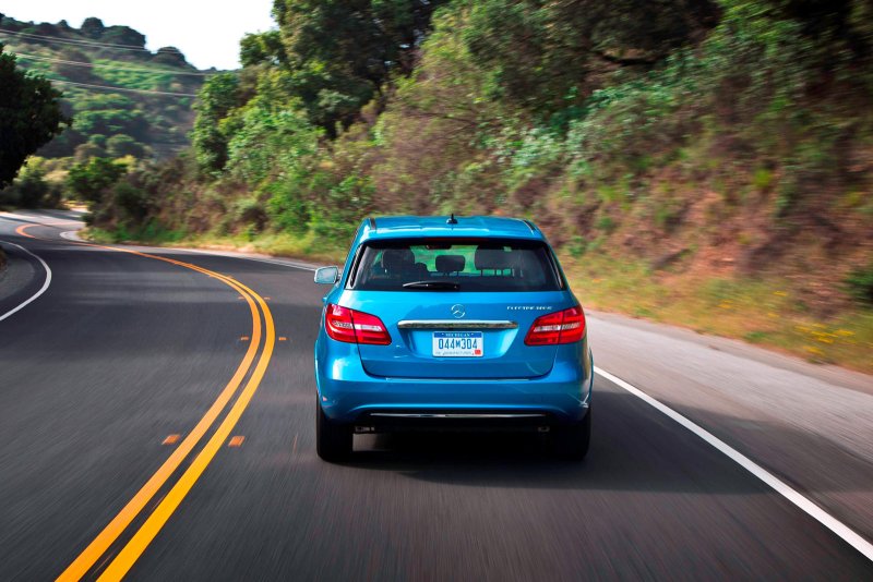 Авто на тропической дороге