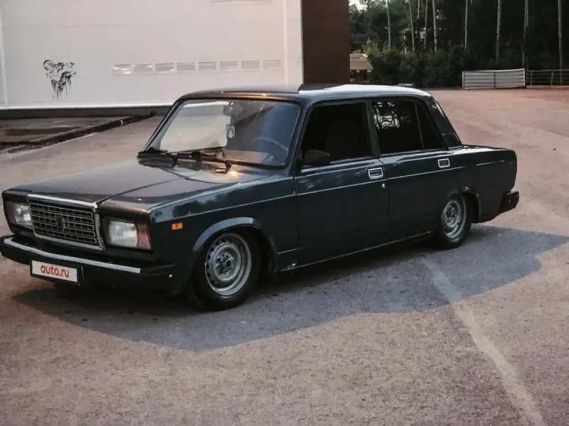 ВАЗ 2107 черная заниженная