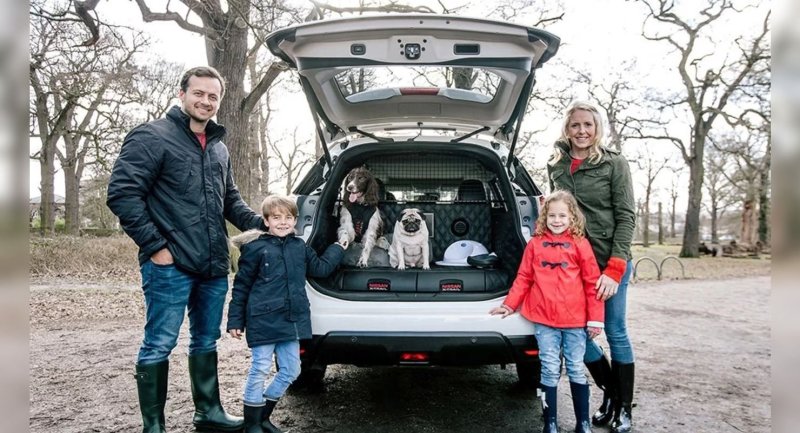 Семья с автомобилем