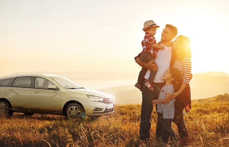 Фото счастливой семьи на фоне Лексуса