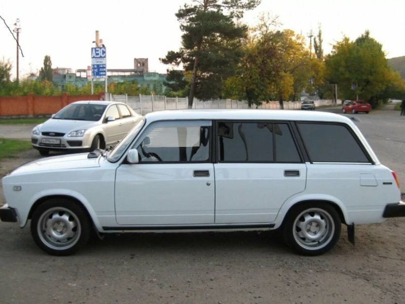 ВАЗ 2104 сбоку
