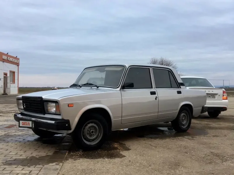 ВАЗ 2107 серебристый р15