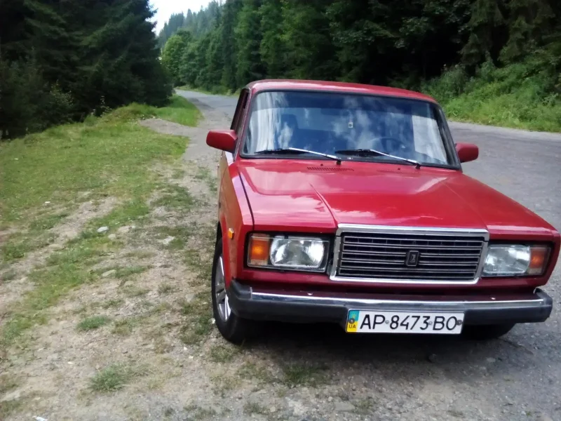 ВАЗ 2107 1990 года красная