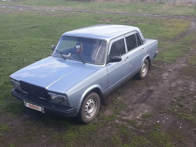 ВАЗ 2107 1990 года красная