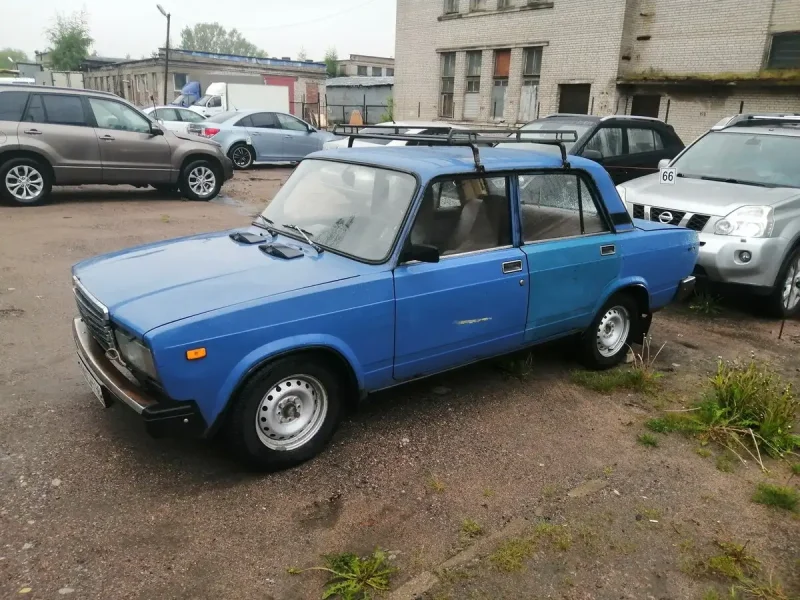 ВАЗ 2107 1990 красный