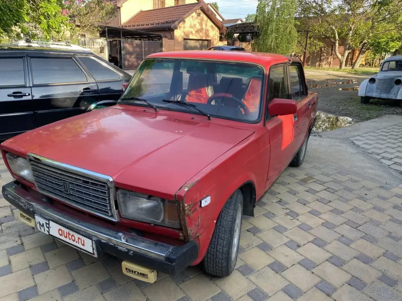 ВАЗ 2107 1990 красный