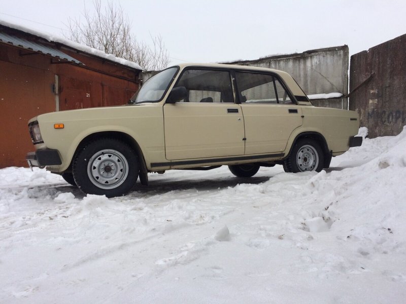 ВАЗ 2105 бежевая 1990